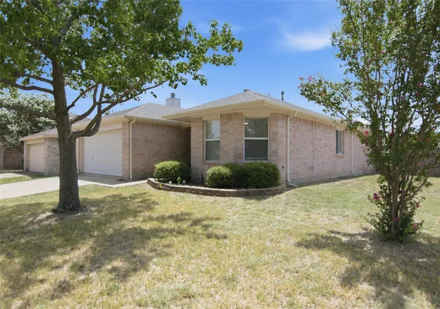 Photo 3 of Single family home for sale at 1065 Triple Crown Dr, Fort Worth, TX 76179 | MLS# 21346908 | Listing updated on 2026-08-20