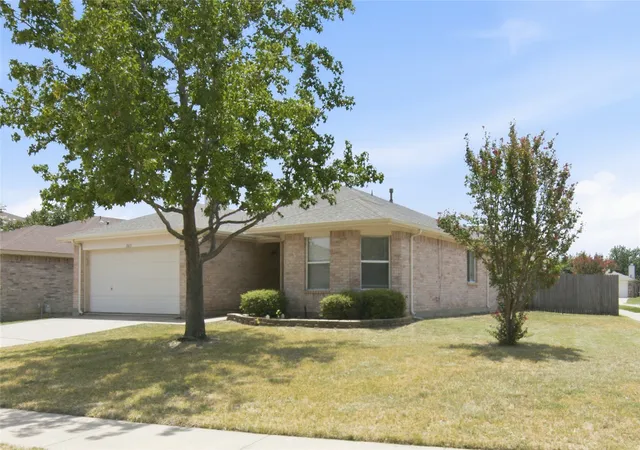 Photo 3 of Single family home for sale at 1065 Triple Crown Dr, Fort Worth, TX 76179 | MLS# 21346908 | Listing updated on 2026-08-20