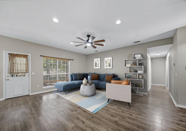 Photo 4 of Single family home for sale at 332 Comanche Trl, Quinlan, TX 75474 | MLS# 21347100 | Listing updated on 2026-10-04
