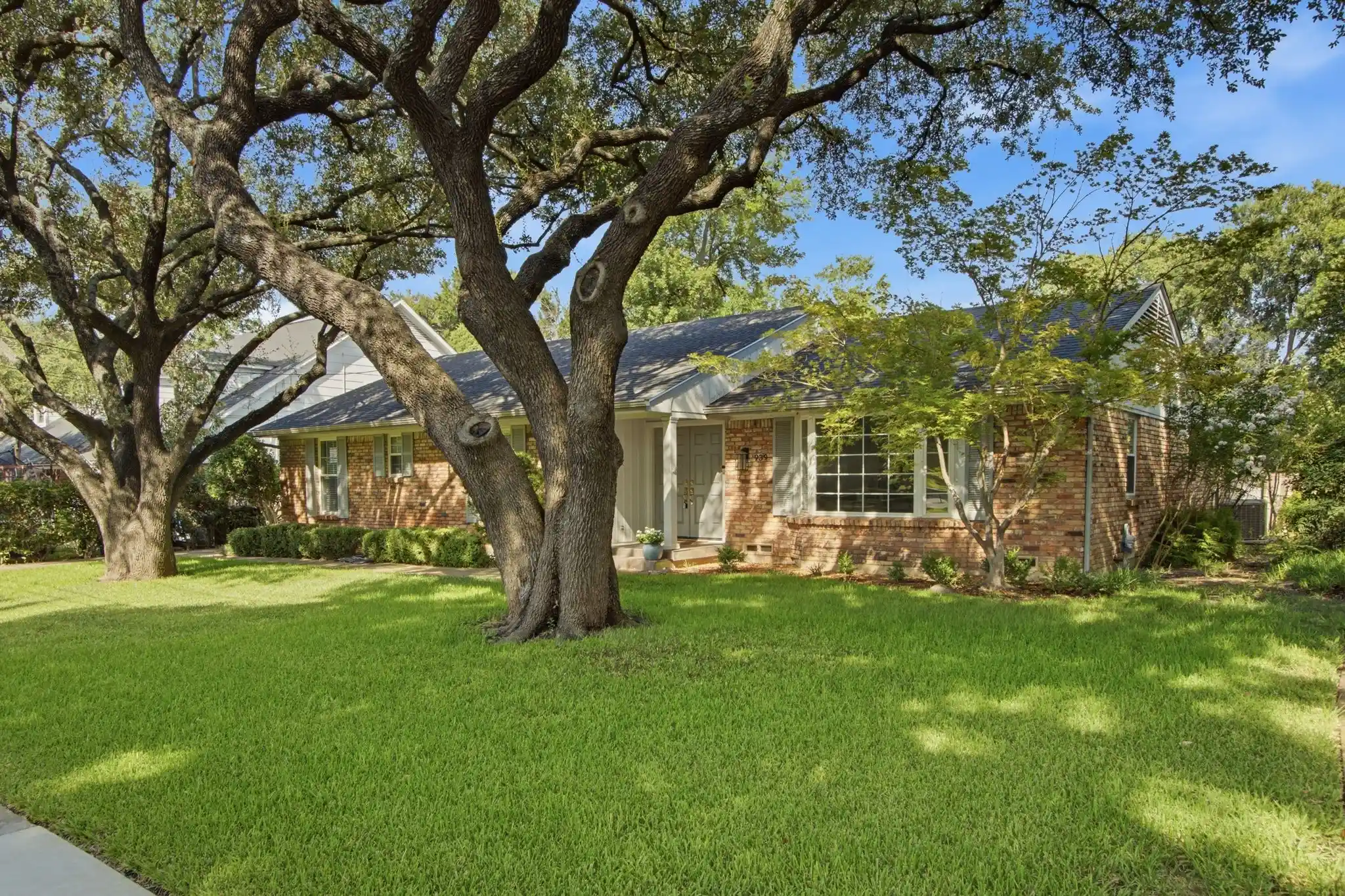 Photo 1 of Single family home for sale at 939 Blue Lake Cir, Richardson, TX 75080 | MLS# 21344541 | Listing updated on 2026-10-18