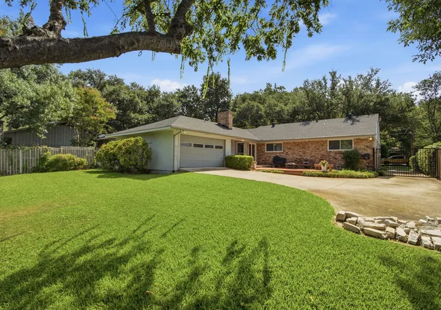 Photo 3 of Single family home for sale at 939 Blue Lake Cir, Richardson, TX 75080 | MLS# 21344541 | Listing updated on 2026-10-07