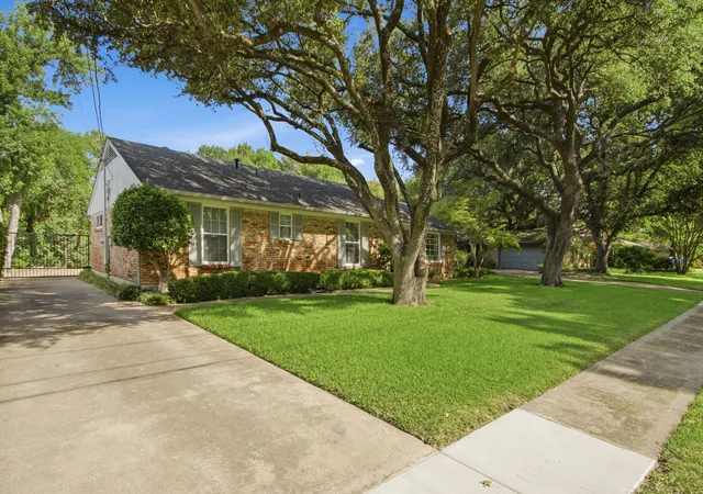 Photo 3 of Single family home for sale at 939 Blue Lake Cir, Richardson, TX 75080 | MLS# 21344541 | Listing updated on 2026-10-07