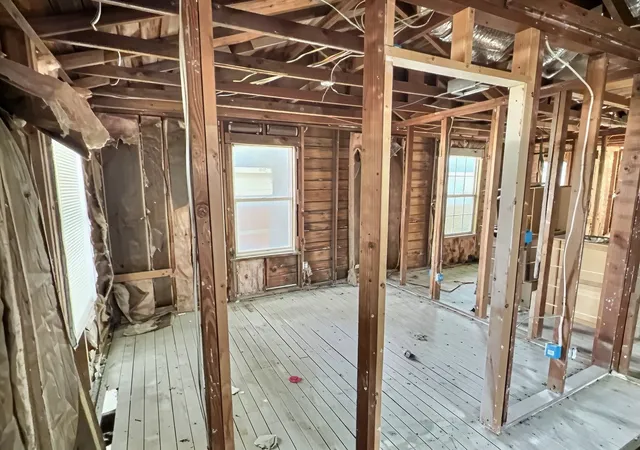 Photo 12 of Sale Pending at 1604 S Edgewood Ter, Fort Worth, TX 76105 | MLS# 21347017 | Listing updated on 2026-08-30