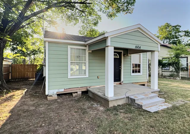 Photo 1 of Sale Pending at 1604 S Edgewood Ter, Fort Worth, TX 76105 | MLS# 21347017 | Listing updated on 2026-08-30