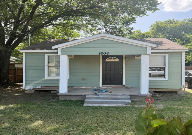 Photo 2 of Sale Pending at 1604 S Edgewood Ter, Fort Worth, TX 76105 | MLS# 21347017 | Listing updated on 2026-08-30