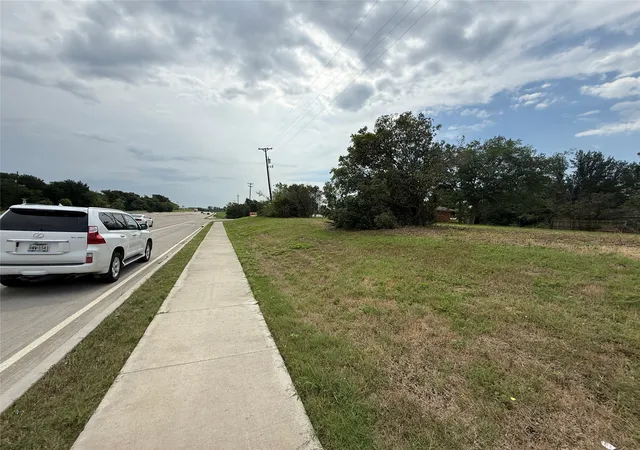 Photo 4 of Single family home for sale at 4724 N University Dr, Denton, TX 76208 | MLS# 21345432 | Listing updated on 2026-08-26