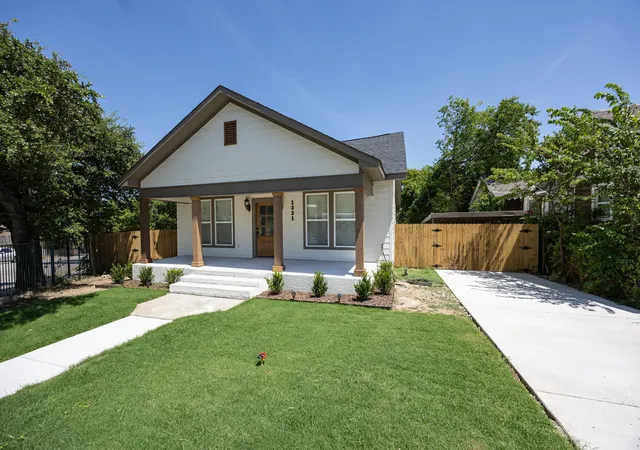 Photo 3 of Single family home for sale at 1321 E Magnolia Ave, Fort Worth, TX 76104 | MLS# 21347169 | Listing updated on 2026-08-19