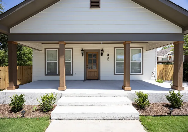 Photo 3 of Single family home for sale at 1321 E Magnolia Ave, Fort Worth, TX 76104 | MLS# 21347169 | Listing updated on 2026-08-19