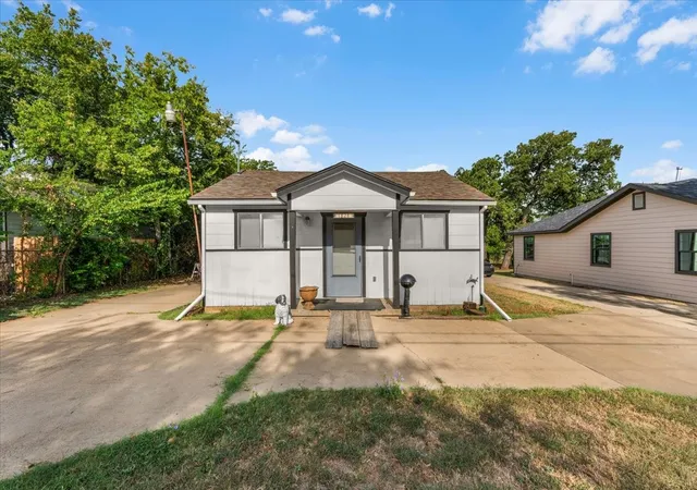 Photo 1 of Single family home for sale at 1828 Arch St, Fort Worth, TX 76105 | MLS# 21346762 | Listing updated on 2026-08-10