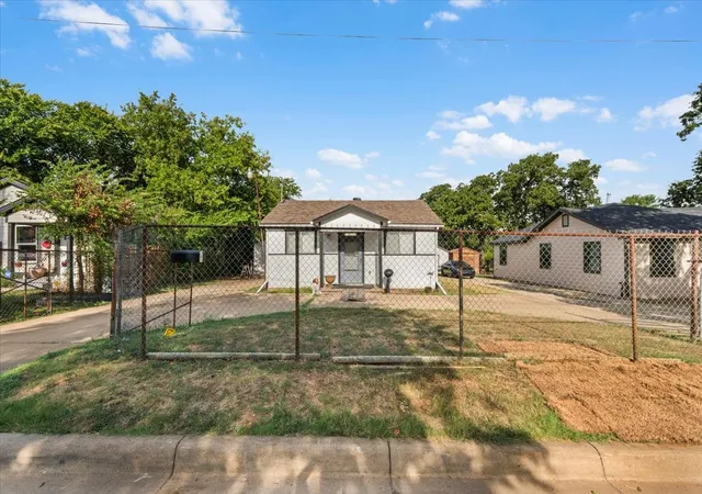 Photo 2 of Single family home for sale at 1828 Arch St, Fort Worth, TX 76105 | MLS# 21346762 | Listing updated on 2026-08-10