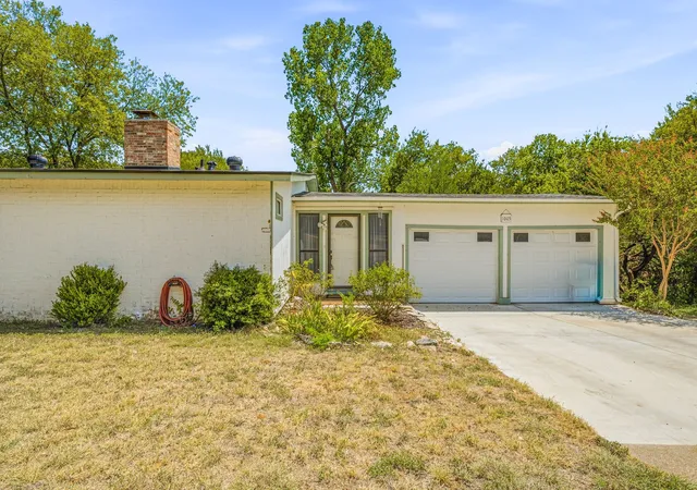 Photo 1 of Single family home for sale at 1005 Spanish Trail Dr, Granbury, TX 76048 | MLS# 21347171 | Listing updated on 2026-08-24