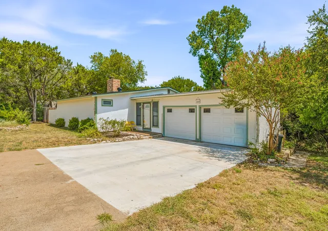 Photo 2 of Single family home for sale at 1005 Spanish Trail Dr, Granbury, TX 76048 | MLS# 21347171 | Listing updated on 2026-08-24