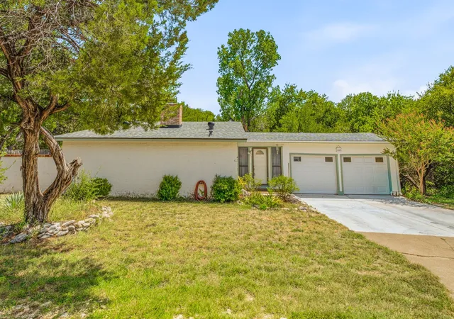Photo 3 of Single family home for sale at 1005 Spanish Trail Dr, Granbury, TX 76048 | MLS# 21347171 | Listing updated on 2026-08-24