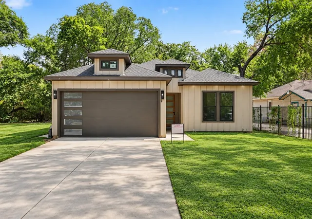 Single family home for sale at 3804 De Maggio Ave, Dallas, TX 75210 | MLS# 21334137