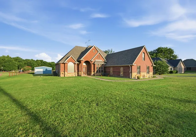 Photo 2 of Single family home for sale at 148 Fossil Rock Dr, Azle, TX 76020 | MLS# 21345537 | Listing updated on 2026-09-18