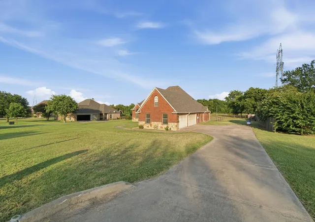 Photo 3 of Single family home for sale at 148 Fossil Rock Dr, Azle, TX 76020 | MLS# 21345537 | Listing updated on 2026-09-18