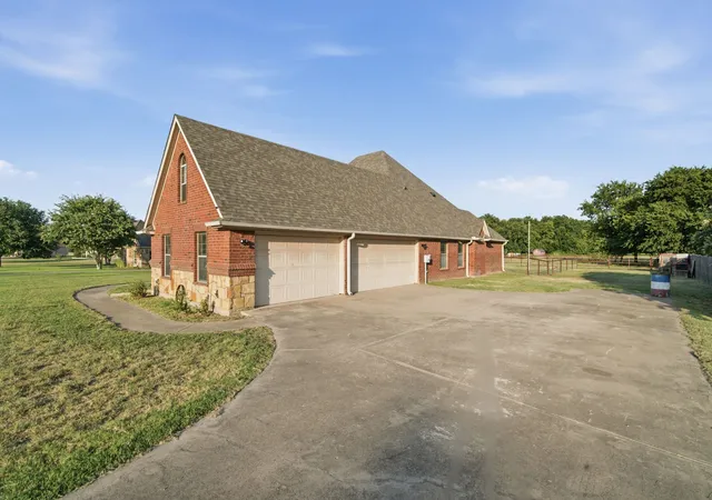 Photo 3 of Single family home for sale at 148 Fossil Rock Dr, Azle, TX 76020 | MLS# 21345537 | Listing updated on 2026-09-18