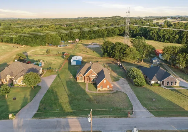 Photo 4 of Single family home for sale at 148 Fossil Rock Dr, Azle, TX 76020 | MLS# 21345537 | Listing updated on 2026-09-18