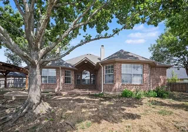 Photo 1 of Sale Pending at 11 Mary Lou Ct, Mansfield, TX 76063 | MLS# 21345410 | Listing updated on 2026-09-28