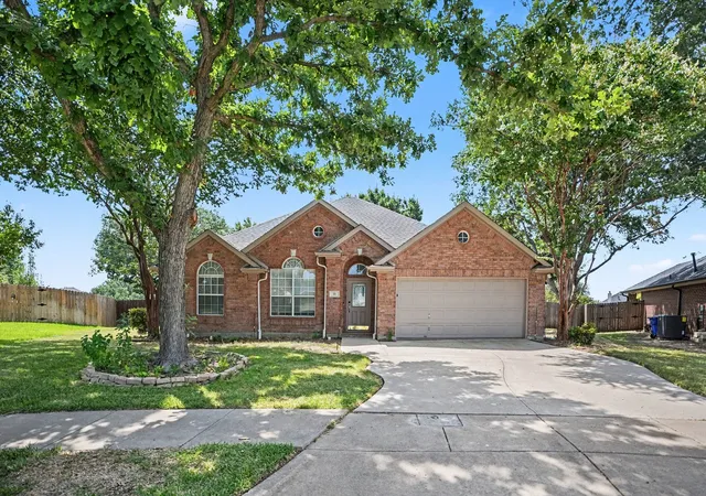 Photo 2 of Sale Pending at 11 Mary Lou Ct, Mansfield, TX 76063 | MLS# 21345410 | Listing updated on 2026-09-28