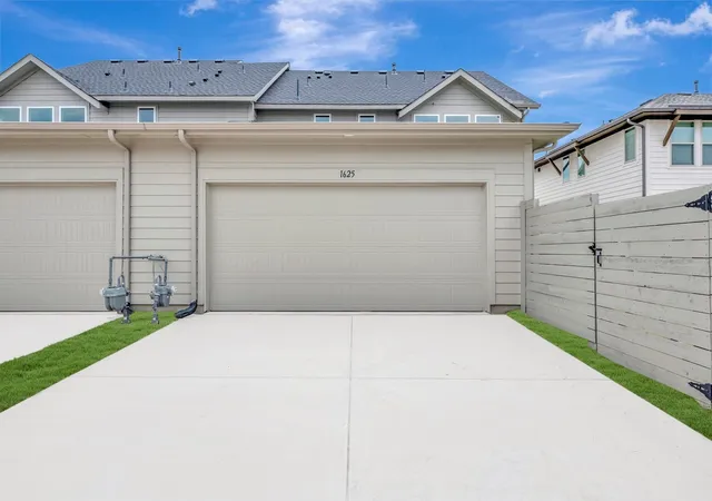 Photo 3 of Sale Pending at 1625 Laurel Ln, Argyle, TX 76226 | MLS# 21347121 | Listing updated on 2026-09-15