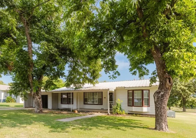 2nd image of 649 E Short Ave, De Leon, TX 76444 | MLS# 21345841