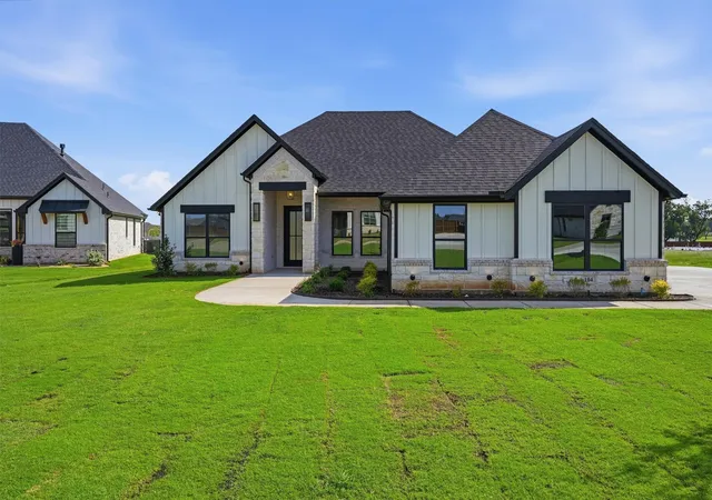 Photo 2 of Single family home for sale at 104 Hazlewood Ct, Granbury, TX 76049 | MLS# 21342542 | Listing updated on 2026-08-28