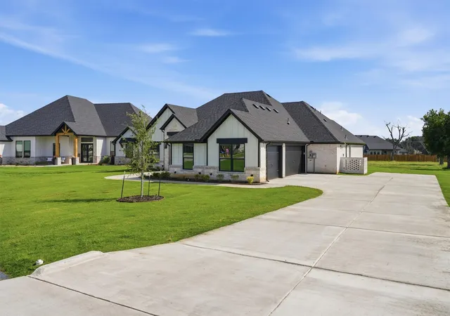Photo 3 of Single family home for sale at 104 Hazlewood Ct, Granbury, TX 76049 | MLS# 21342542 | Listing updated on 2026-08-28