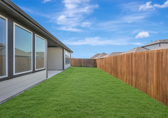Photo 4 of Single family home for sale at 1725 Willow Patch Dr, Krum, TX 76249 | MLS# 21347307 | Listing updated on 2026-09-24
