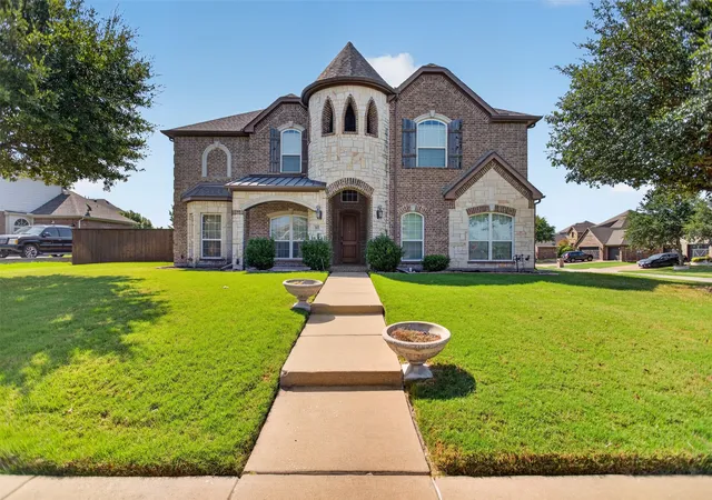 Photo 2 of Single family home for sale at 813 Wren Ct, Forney, TX 75126 | MLS# 21346122 | Listing updated on 2026-09-25