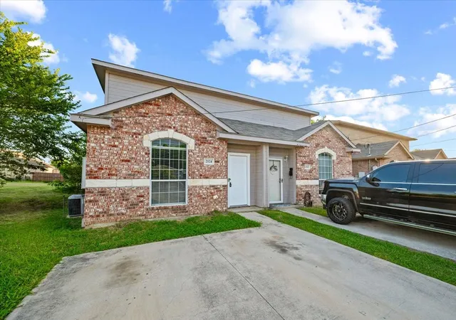 1st image of 2122 W E Roberts Dr, Grand Prairie, TX 75051 | MLS# 21346684