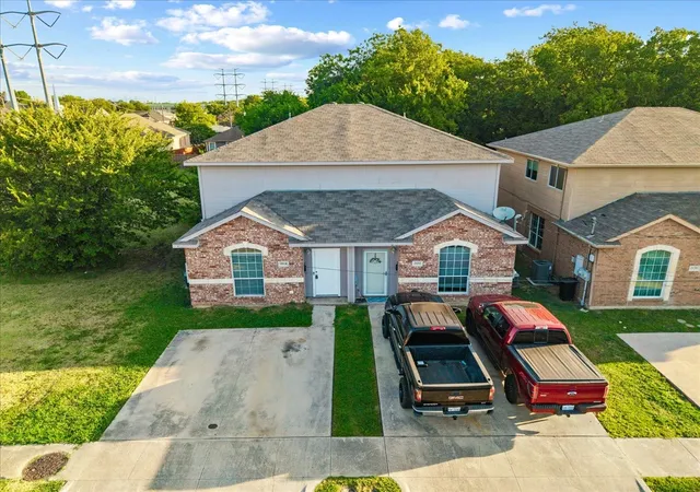 3rd image of 2122 W E Roberts Dr, Grand Prairie, TX 75051 | MLS# 21346684