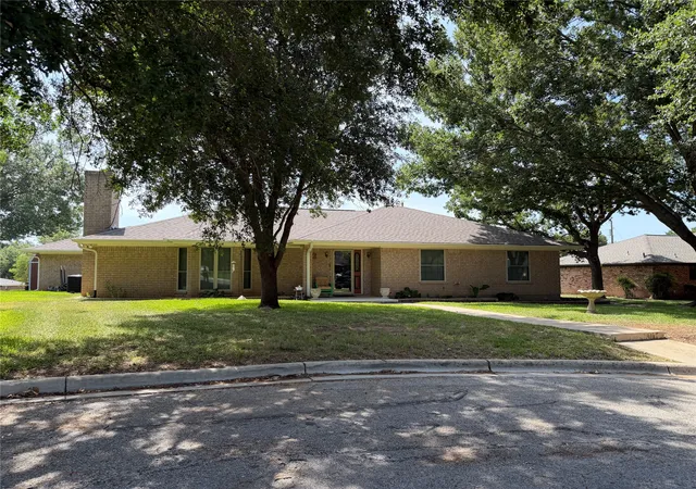 Photo 1 of Sale Pending at 3 Brownstone Ct, Brownwood, TX 76801 | MLS# 21347468 | Listing updated on 2026-09-24