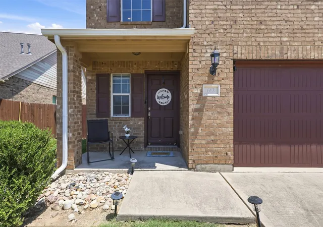 Photo 3 of Single family home for sale at 612 Lazy Crest Dr, Fort Worth, TX 76140 | MLS# 21345607 | Listing updated on 2026-09-16