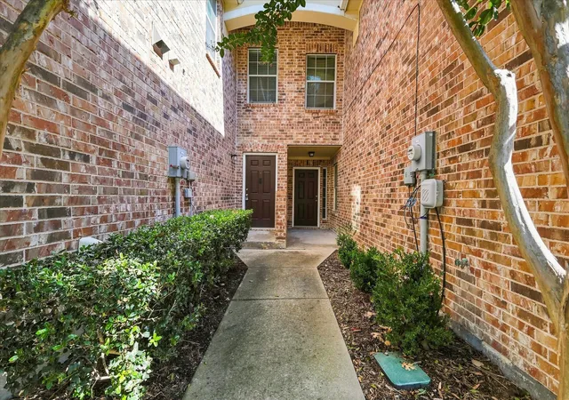 Photo 3 of Townhouse for sale at 9878 Wake Bridge Dr, Frisco, TX 75035 | MLS# 21346050 | Listing updated on 2026-10-02