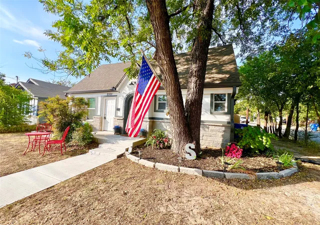 Photo 3 of Single family home for sale at 2501 Austin Ave, Brownwood, TX 76801 | MLS# 21347407 | Listing updated on 2026-09-30