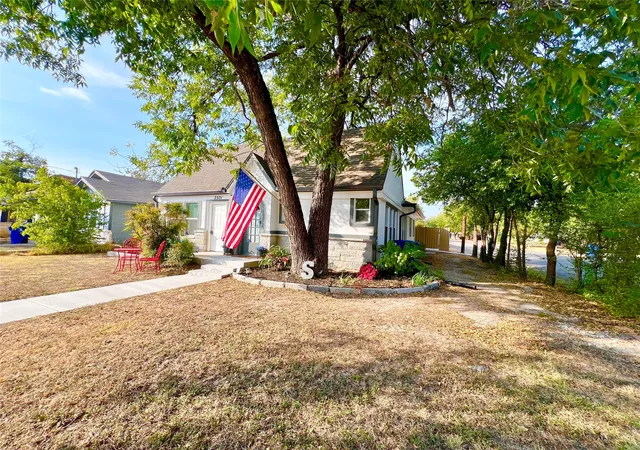 Photo 3 of Single family home for sale at 2501 Austin Ave, Brownwood, TX 76801 | MLS# 21347407 | Listing updated on 2026-09-30