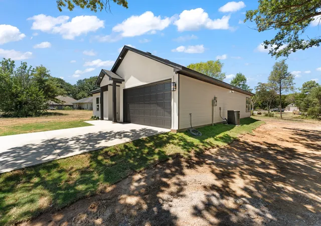 Photo 4 of Single family home for sale at 104 Clear Fork St, Gun Barrel City, TX 75156 | MLS# 21345664 | Listing updated on 2026-09-04