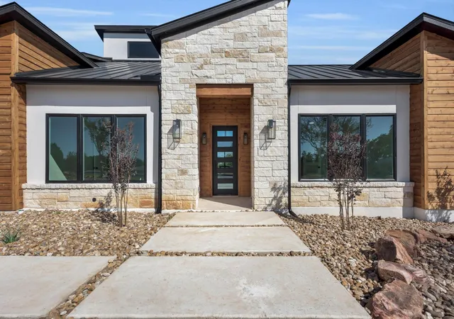 Photo 2 of Single family home for sale at 101 Silver Wy, Horseshoe Bay, TX 78657 | MLS# 21347498 | Listing updated on 2026-08-31