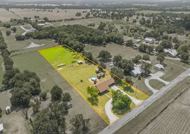 Photo 2 of Single family home for sale at 1642 Salesville Rd, Mineral Wells, TX 76067 | MLS# 21345742 | Listing updated on 2026-09-24