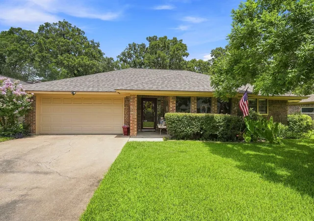 Photo 2 of Single family home for sale at 3509 Tomlinson Ct, Arlington, TX 76017 | MLS# 21347320 | Listing updated on 2026-08-28