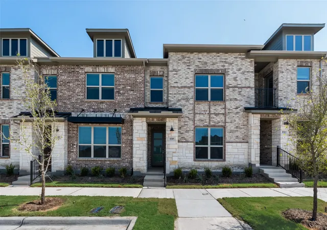 Photo 2 of Townhouse for sale at 8309 Bayside Dr, Rowlett, TX 75088 | MLS# 21347040 | Listing updated on 2026-09-30