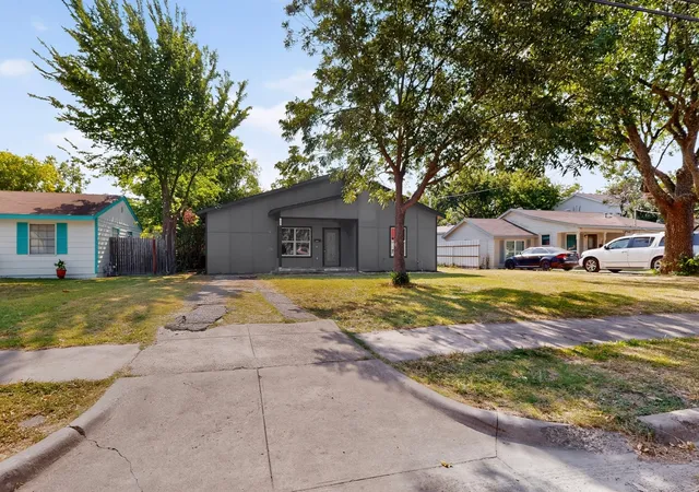 Photo 3 of Sale Pending at 2946 Darby Dr, Dallas, TX 75227 | MLS# 21346507 | Listing updated on 2026-08-27