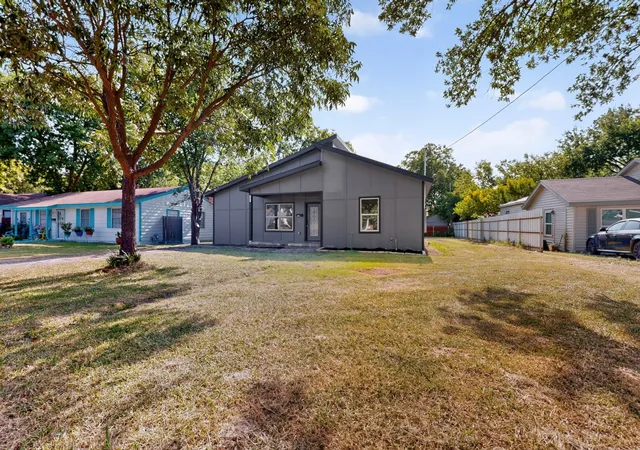 Photo 3 of Sale Pending at 2946 Darby Dr, Dallas, TX 75227 | MLS# 21346507 | Listing updated on 2026-08-27