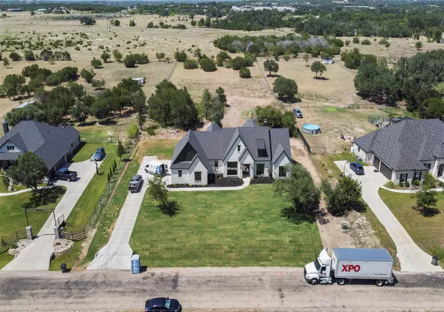 Photo 3 of Single family home for sale at 4040 Overlook Wy, Weatherford, TX 76085 | MLS# 21347701 | Listing updated on 2026-08-27