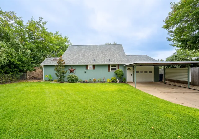 Photo 1 of Single family home for sale at 4620 E Holiday Estates Ct, Granbury, TX 76049 | MLS# 21346327 | Listing updated on 2026-08-18