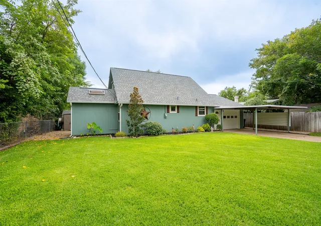 Photo 2 of Single family home for sale at 4620 E Holiday Estates Ct, Granbury, TX 76049 | MLS# 21346327 | Listing updated on 2026-08-18