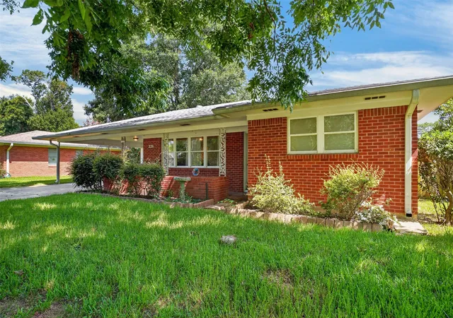 Photo 2 of Single family home for sale at 326 Meadowbrook Ln, Shreveport, LA 71105 | MLS# 21347786 | Listing updated on 2026-10-03