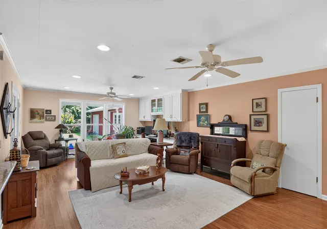 Photo 3 of Single family home for sale at 326 Meadowbrook Ln, Shreveport, LA 71105 | MLS# 21347786 | Listing updated on 2026-10-03