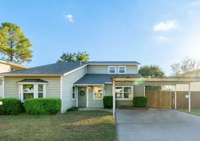 Photo 3 of Single family home for sale at 6771 Briar Rd, Azle, TX 76020 | MLS# 21346439 | Listing updated on 2026-10-05